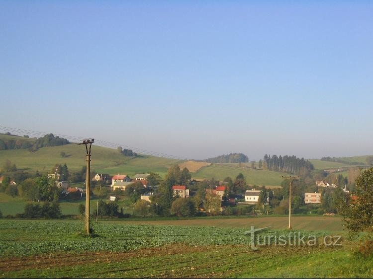 Pohled z parkoviště na Hukvaldech