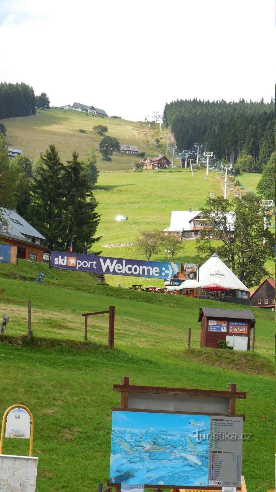 Vista desde el estacionamiento a Portášky