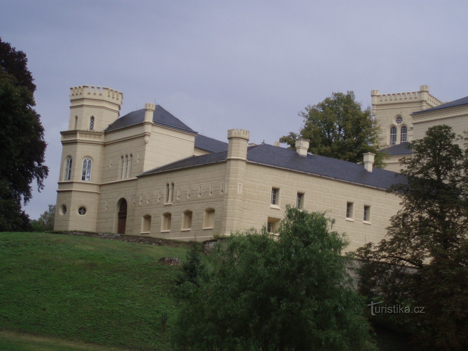 Widok z parku na zamek