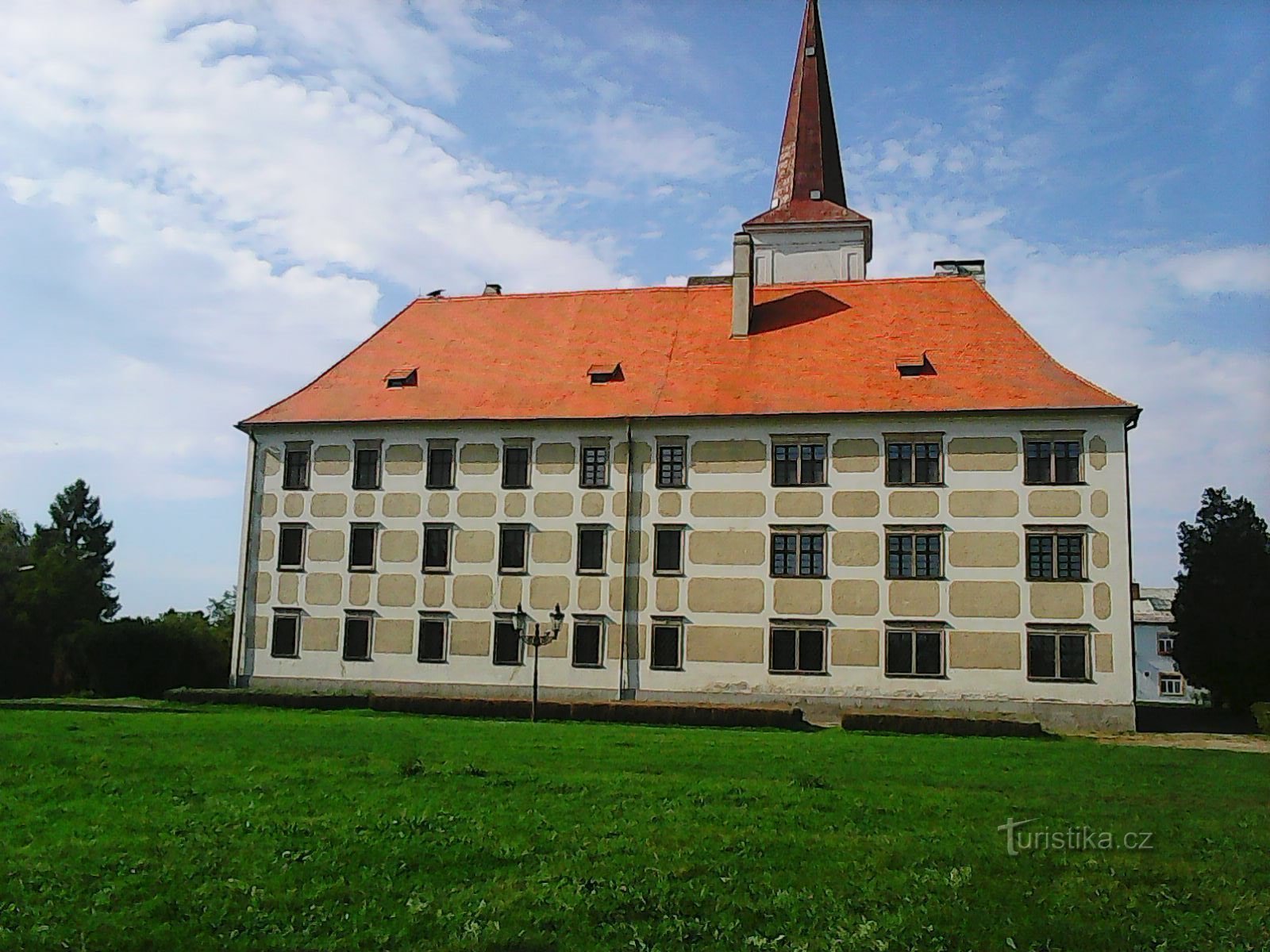 Pohled z parku na zámek