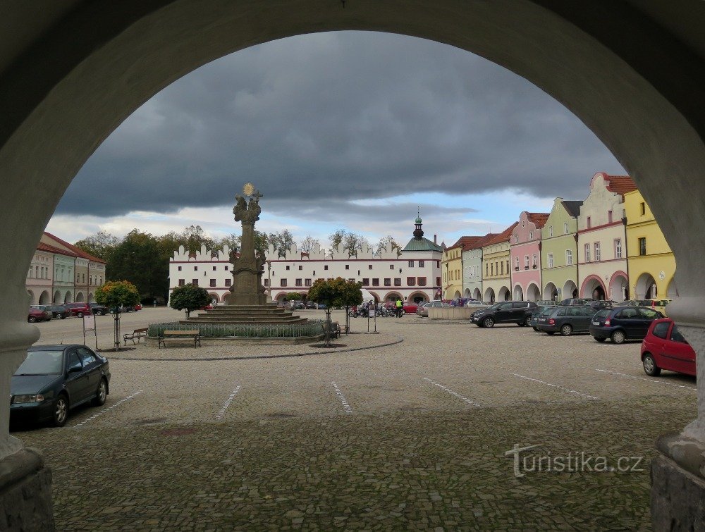Blick vom Torbogen über den Husovo náměstí
