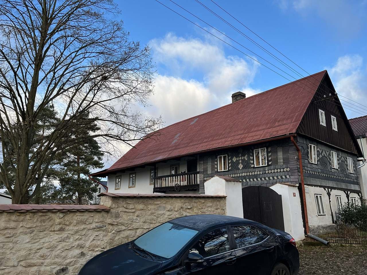 pohled z příjezdové cesty