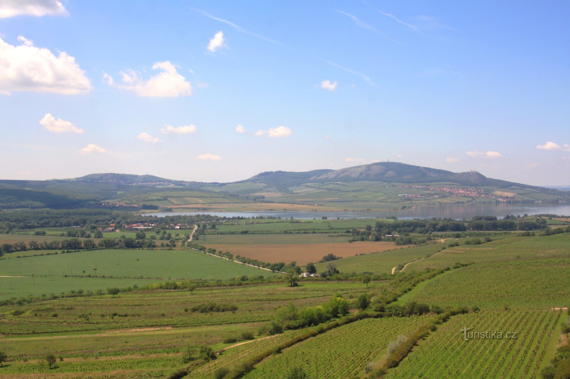 Utsikt från Přítlucká hora till åsen av Pálava och Lower Novomlýn-reservoaren