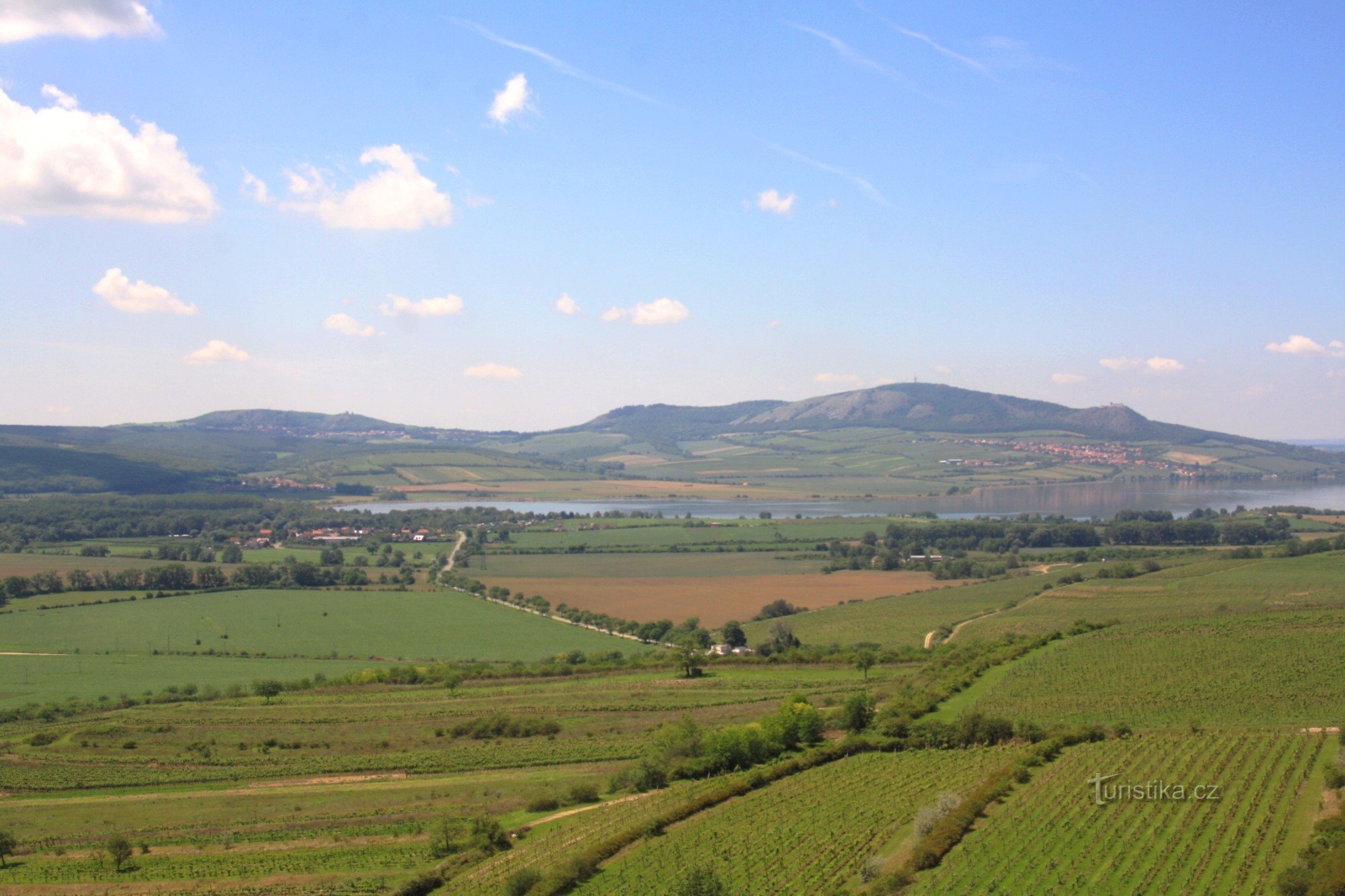 Vista de Přítlucká hora para o cume de Pálava e o reservatório de Baixo Novomlýn