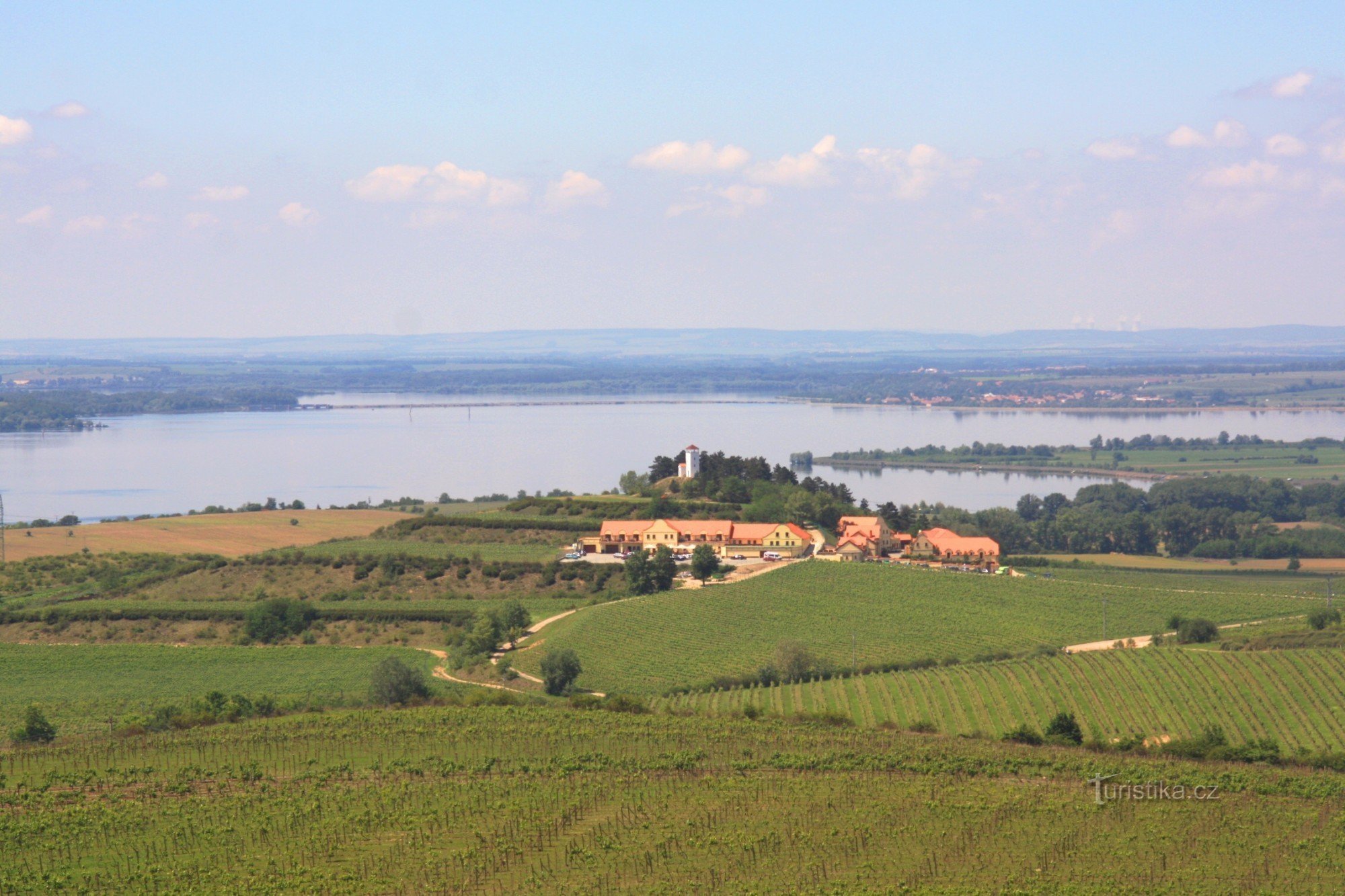 Uitzicht vanaf Přítlucká hora naar Kalvária Hill met de Dalibor Lookout en de uitgestrekte vlakte