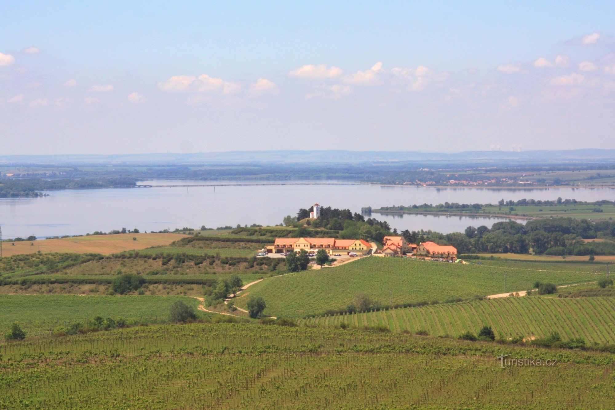 Blick vom Přítlucká hora auf den Kalvária-Hügel mit dem Dalibor-Aussichtspunkt und der weiten Ebene