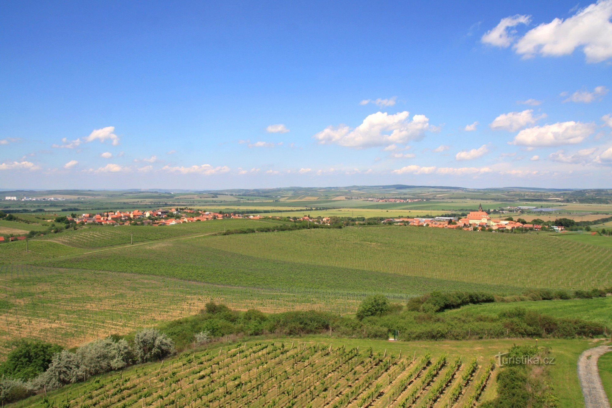 Aussicht vom Přítlucká hora auf Zaječí, Šakvice und Boleradicke vrchy