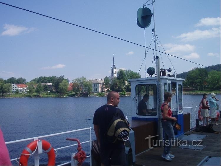 uitzicht vanaf de veerboot vanuit Frýdava