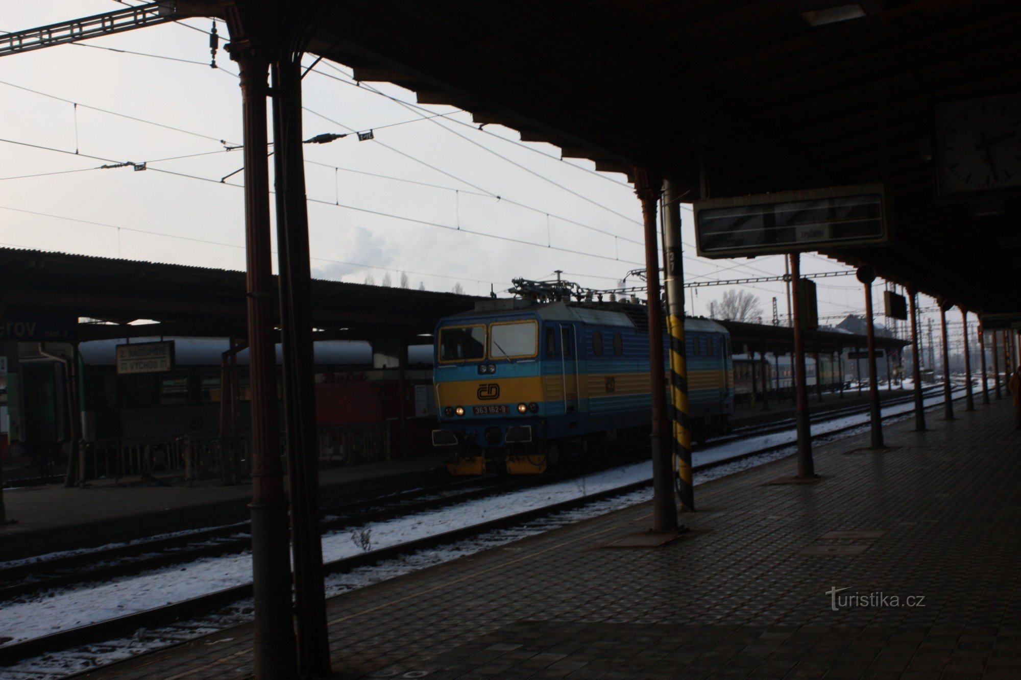 Вид з першої платформи залізничного вокзалу в Пршерові
