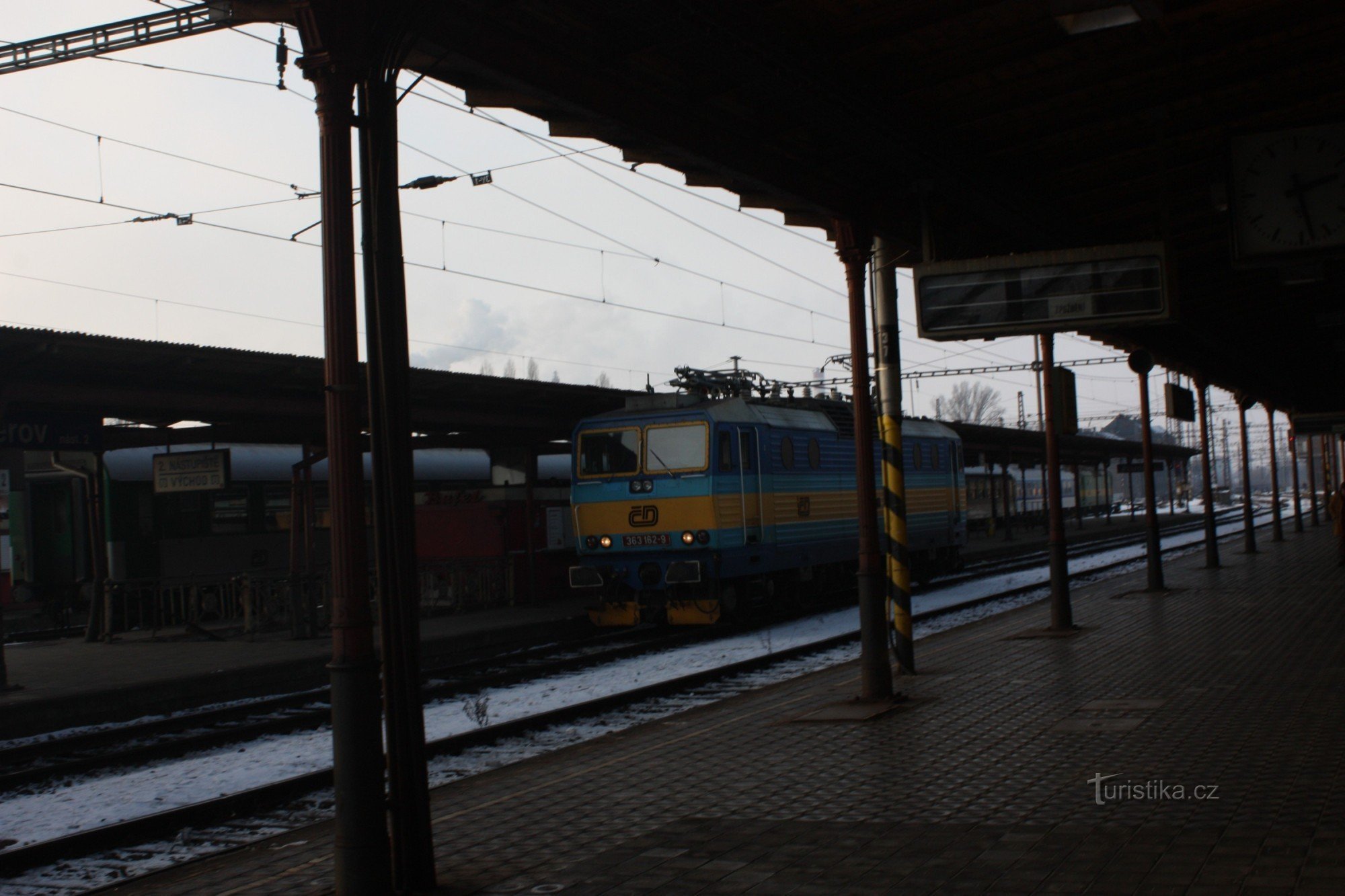 Blick vom ersten Bahnsteig des Bahnhofs in Přerov