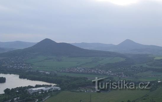 Utsikt från Radobýl till berget Lovoš