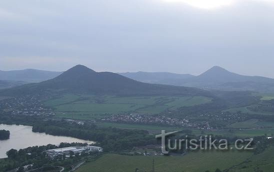 Uitzicht vanaf Radobýl naar de berg Lovoš