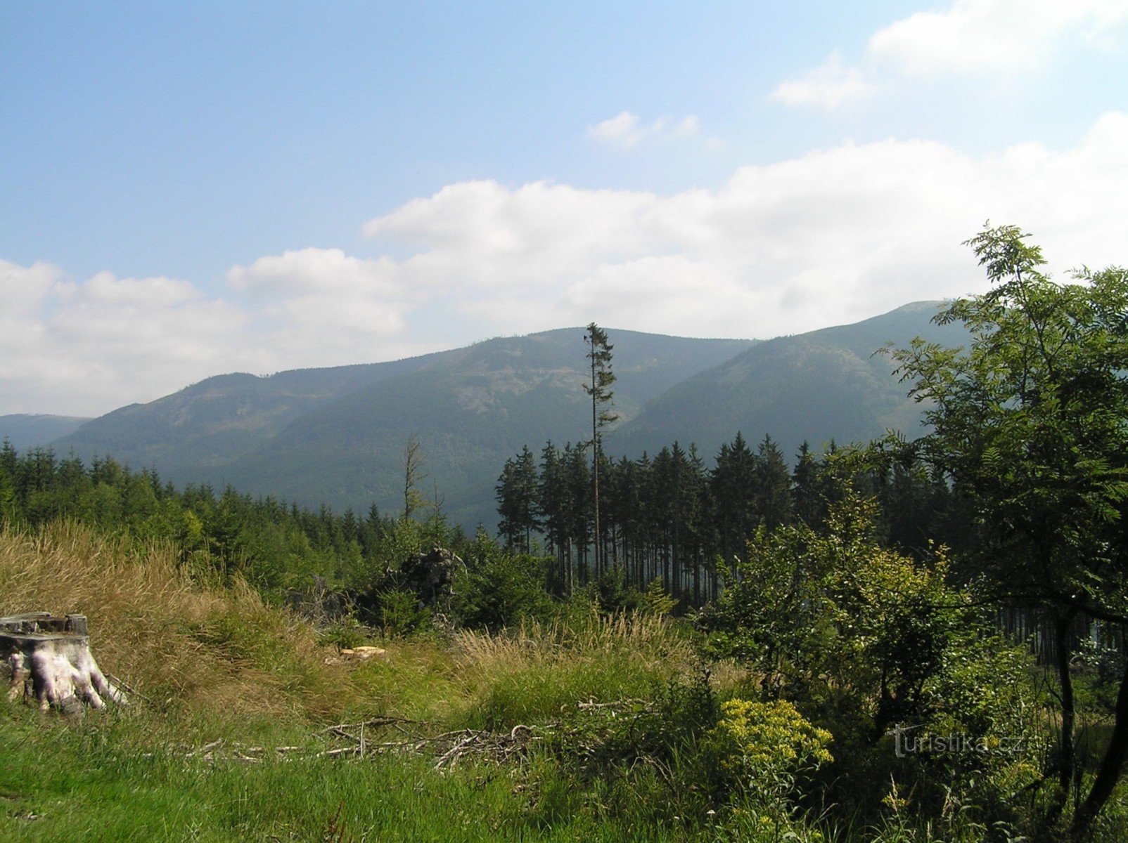 Άποψη του ορεινού όγκου Králický Sněžník από το σταυροδρόμι