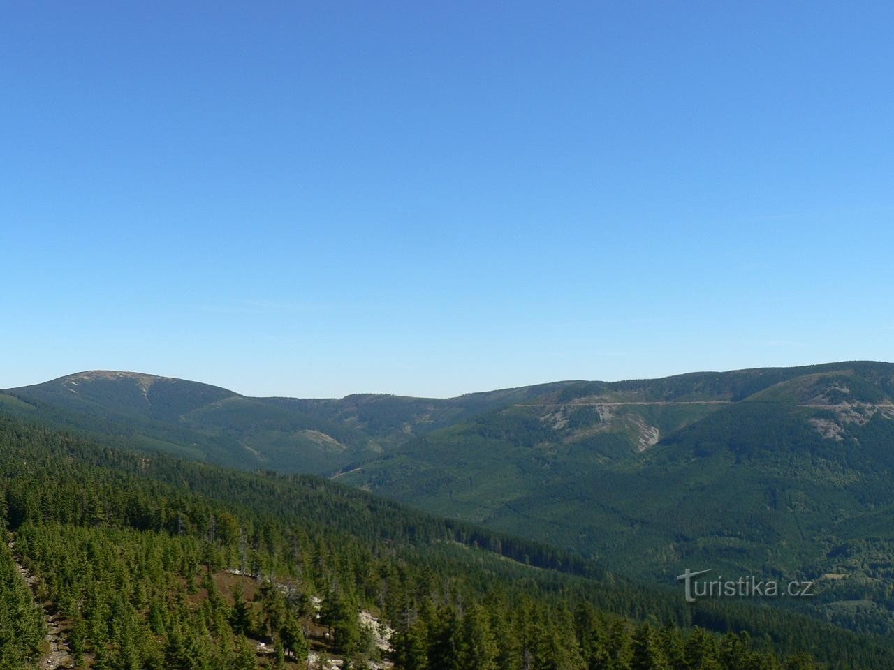 Vedere de la belvedere Králický Sněžník și Sušin.