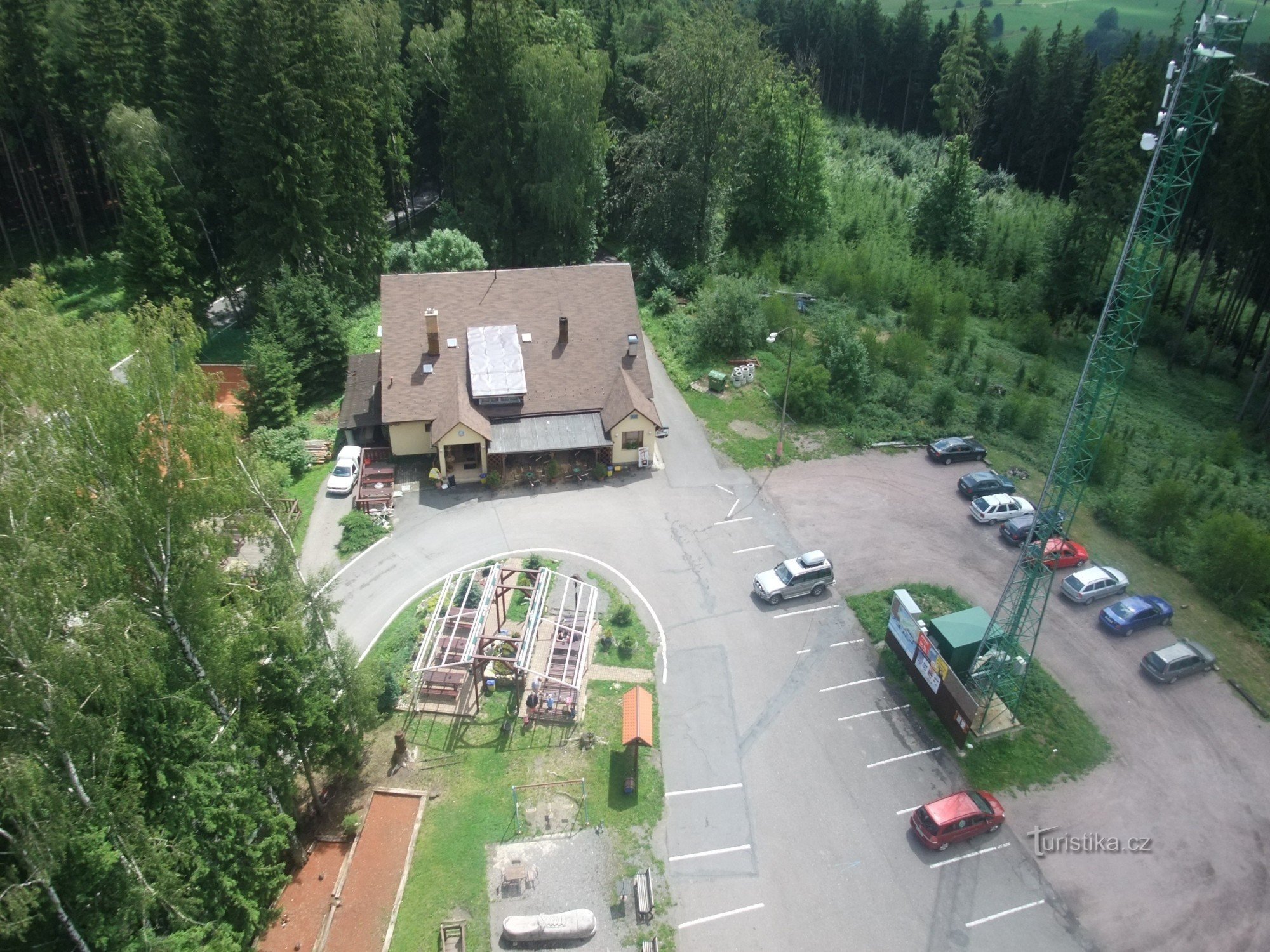 Vista dalla torre di osservazione al vicino cottage