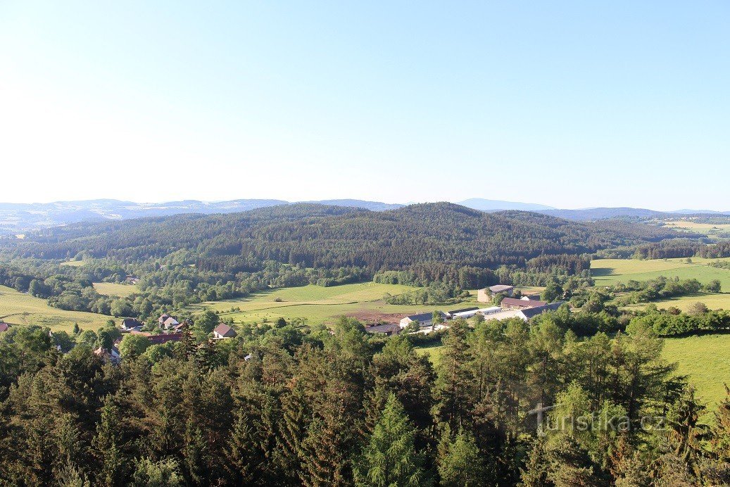 Pogled z razglednega stolpa na Hoslovice