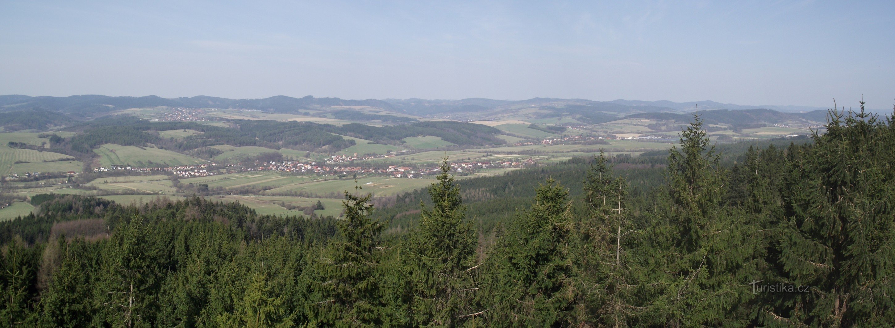 widok z wieży widokowej południowej Wołoszczyzny i wzgórz Vizovickich