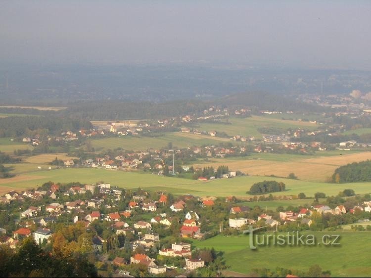 Der Blick vom Aussichtsturm auf Kabática, Zelinkovice, wird durch eine Häuserreihe in der Bildmitte dargestellt