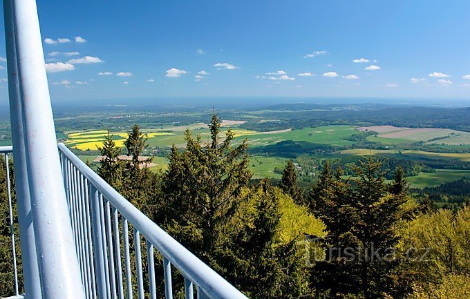 Vista da torre de vigia em Kraví hora no Novohradské hory