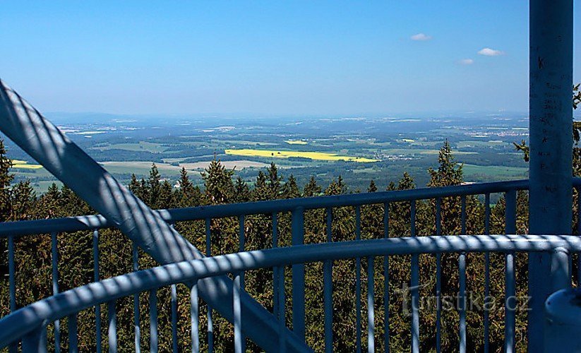 Uitzicht vanaf de uitkijktoren op Kraví hora in de Novohradské hory