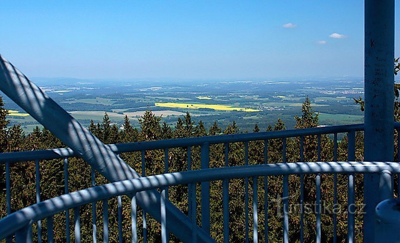 Vista da torre de vigia em Kraví hora no Novohradské hory