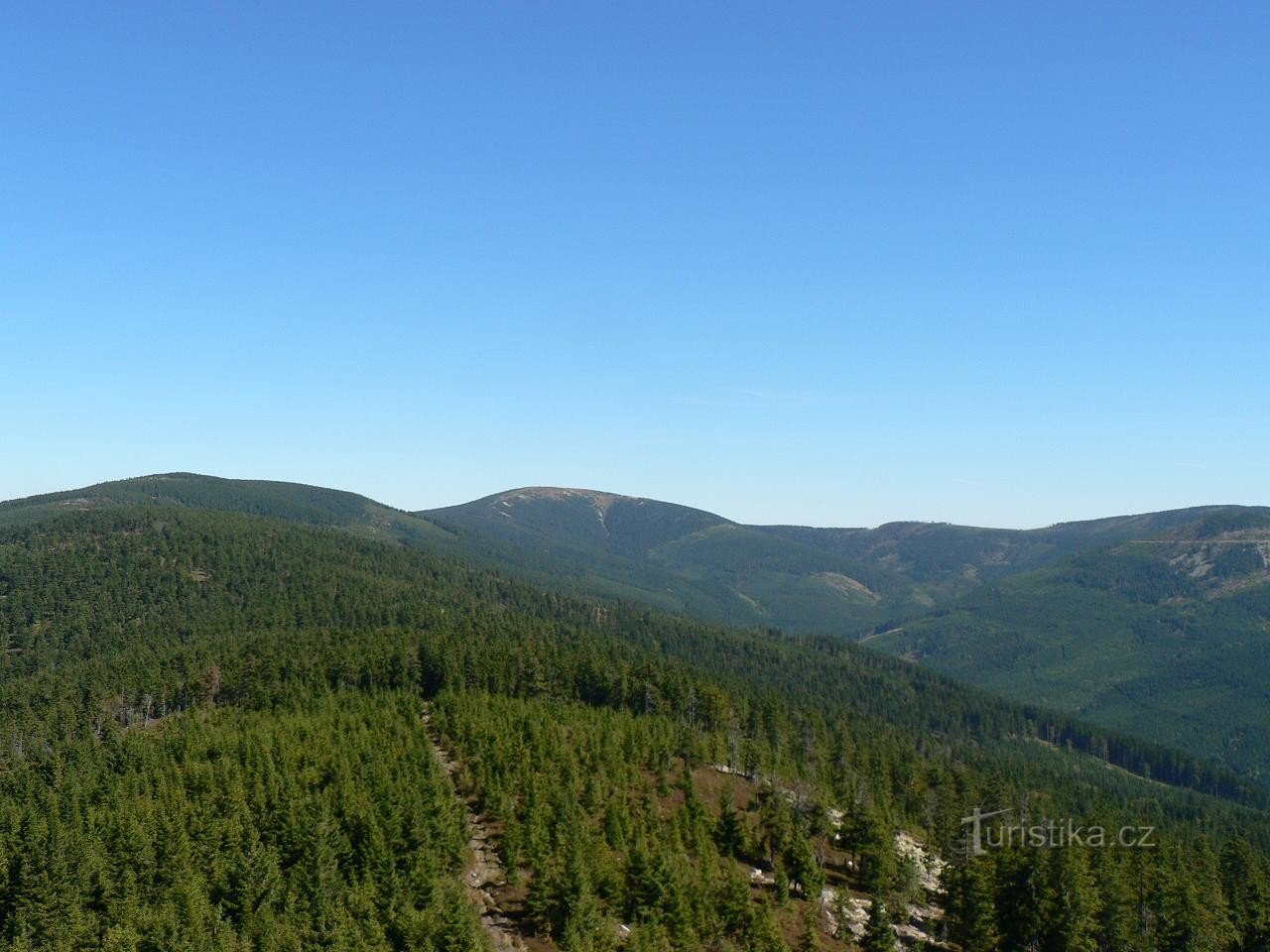 Pogled s osmatračnice na Malý i Králický Sněžník.