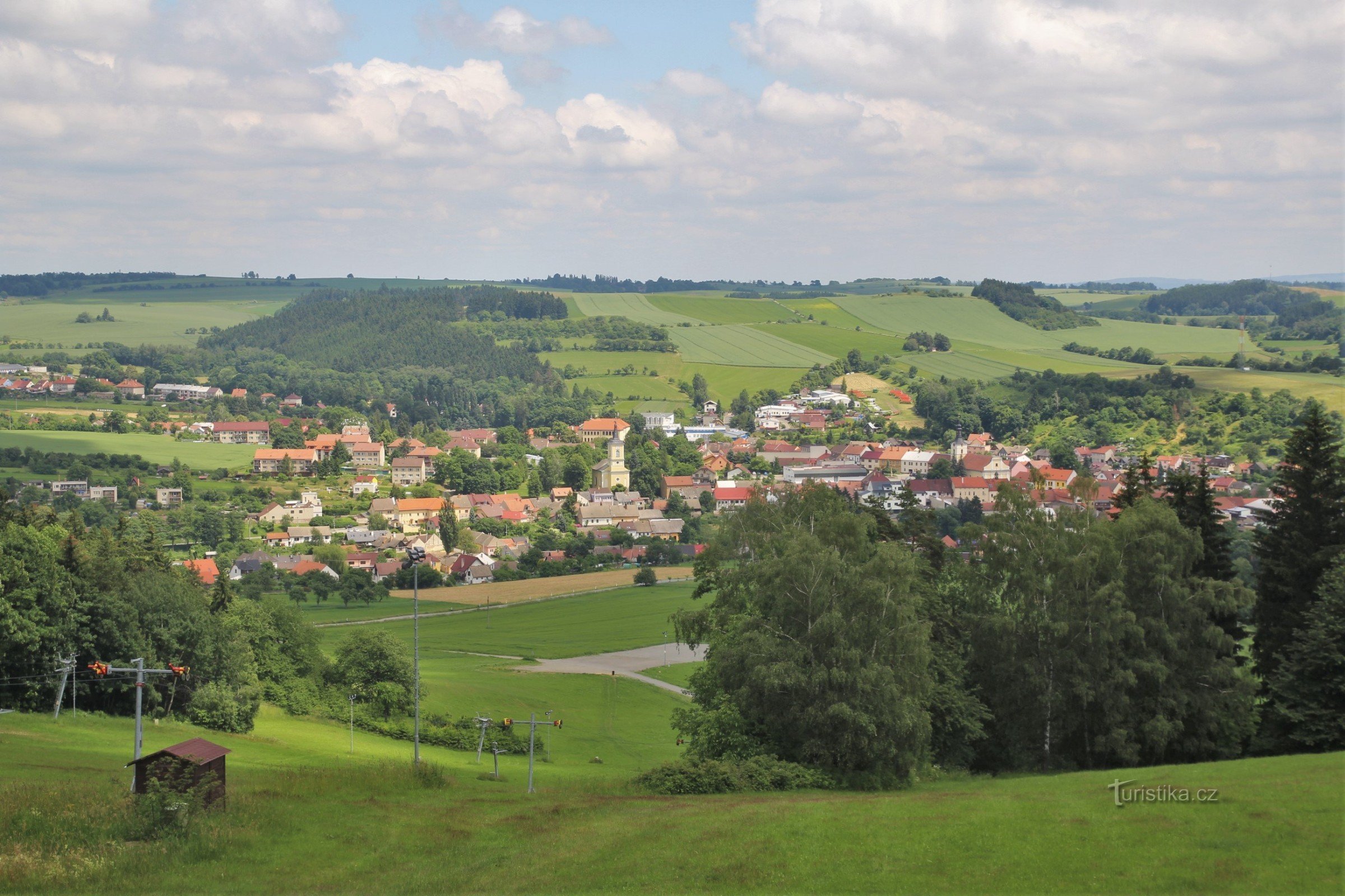 Vedere a orașului Olešnice de la turnul de observație