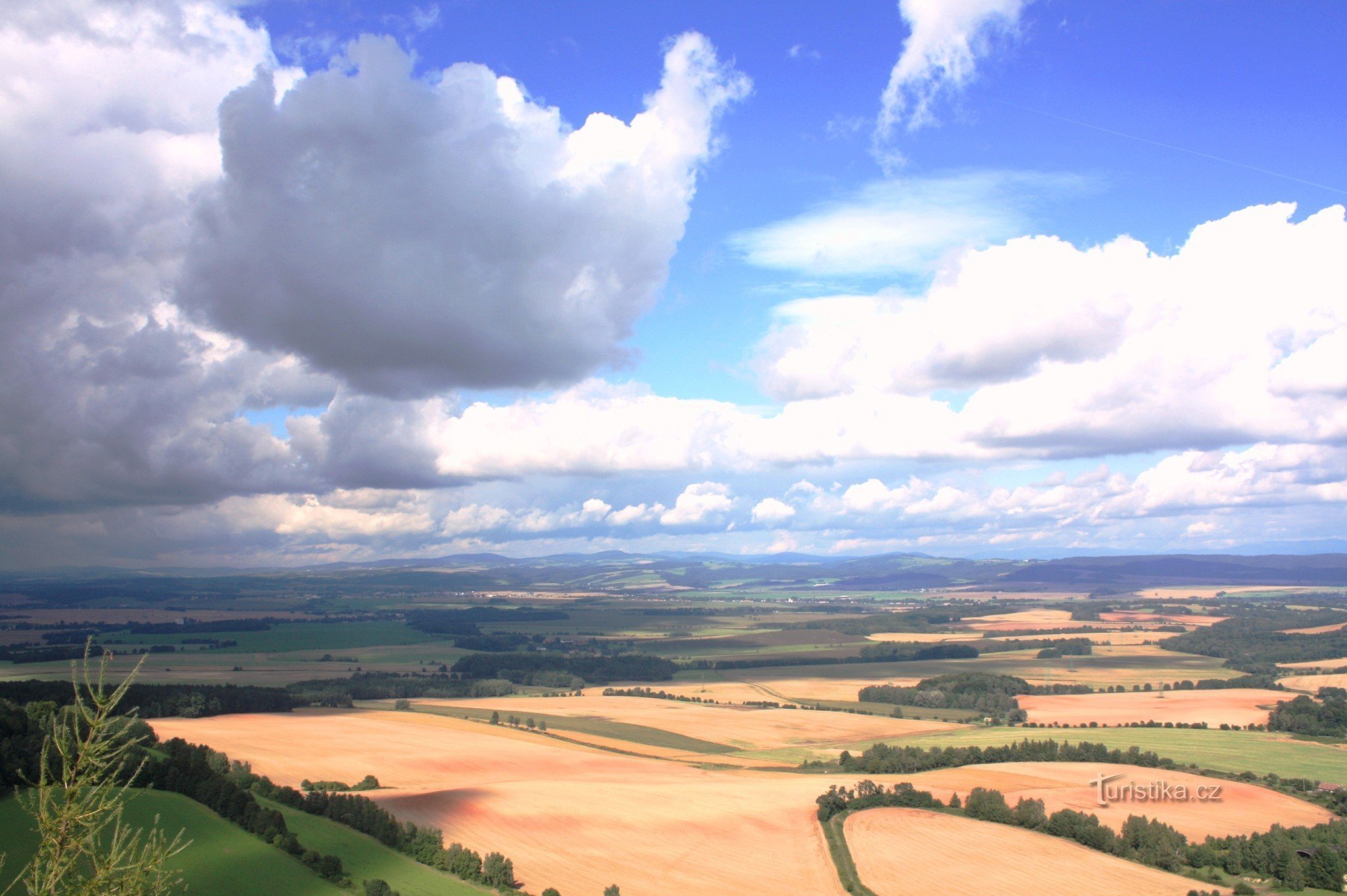 Vista da torre de observação da região da Morávia-Třebovsk, no horizonte Orlické hory e Králický Sněžník