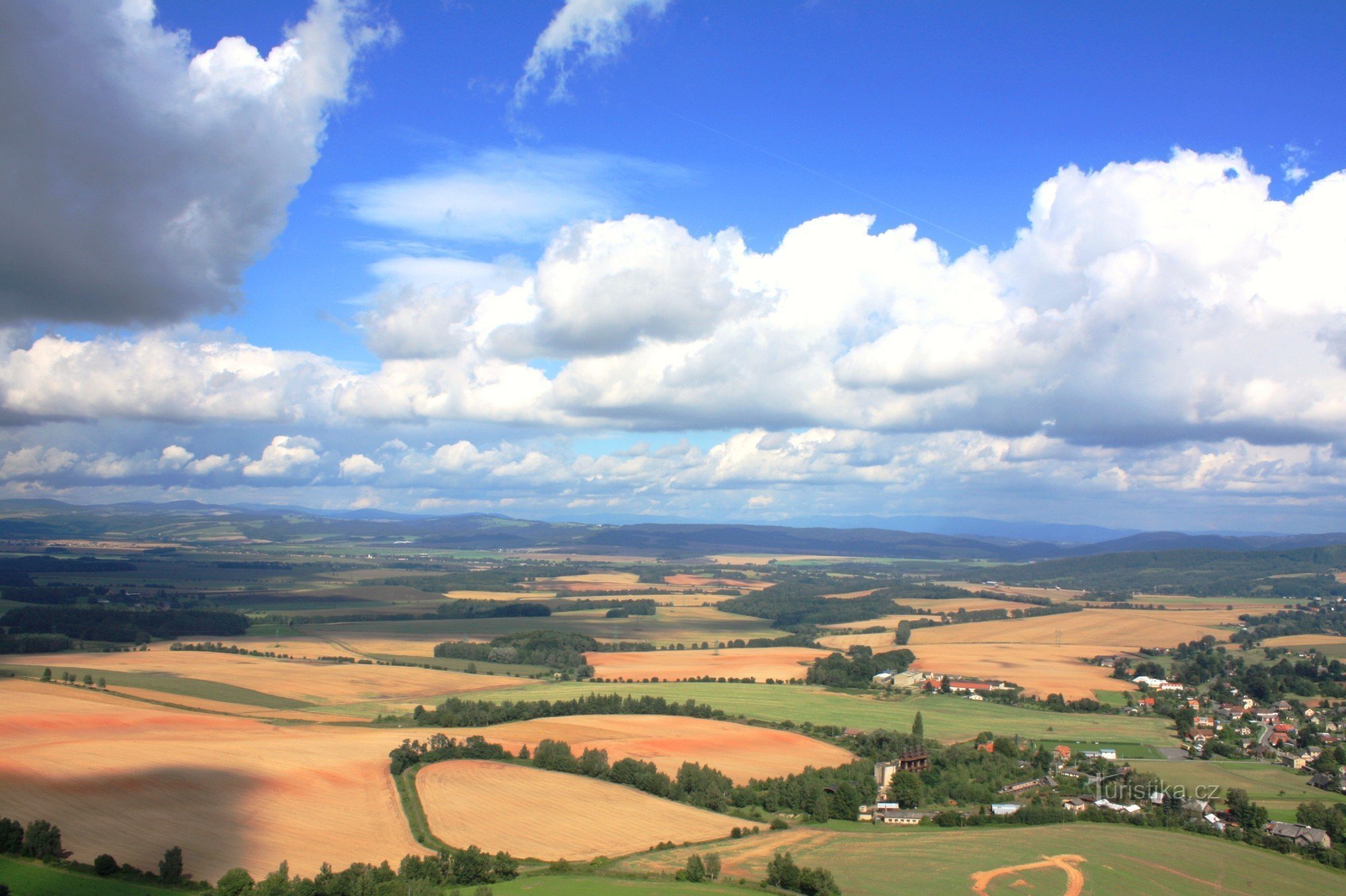 Uitzicht vanaf de uitkijktoren van de regio Moravië-Třebovsk, aan de horizon Orlické hory en Králický Sněžník