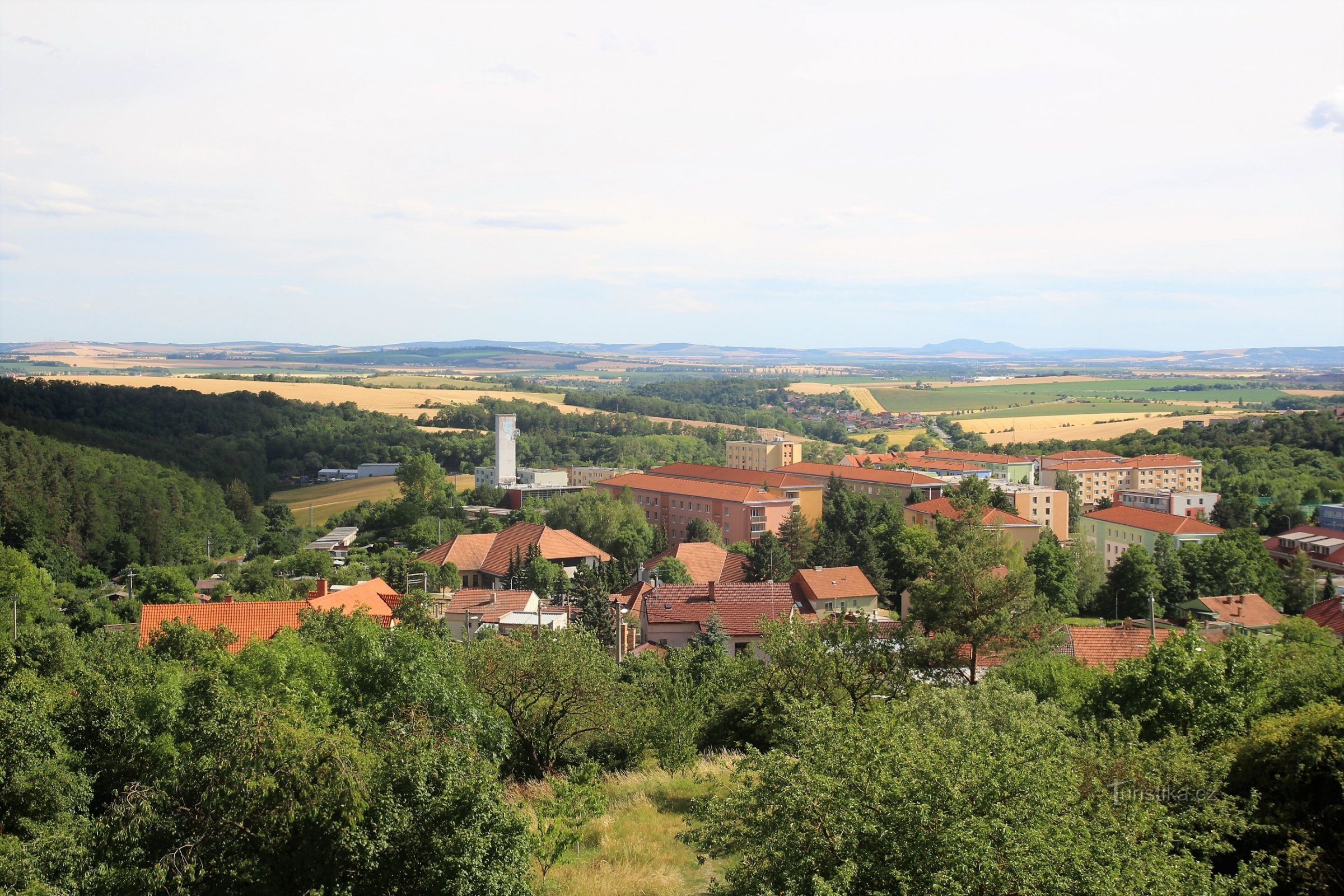 Uitzicht vanaf de uitkijktoren op het dorp Mokrou en de Zuid-Moravische vlakten