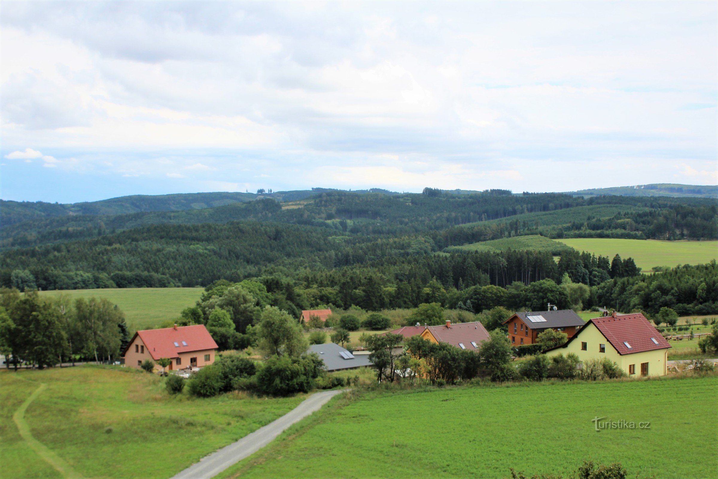 Blick vom Aussichtsturm über den oberen Teil des Dorfes auf die Hořický hřbet