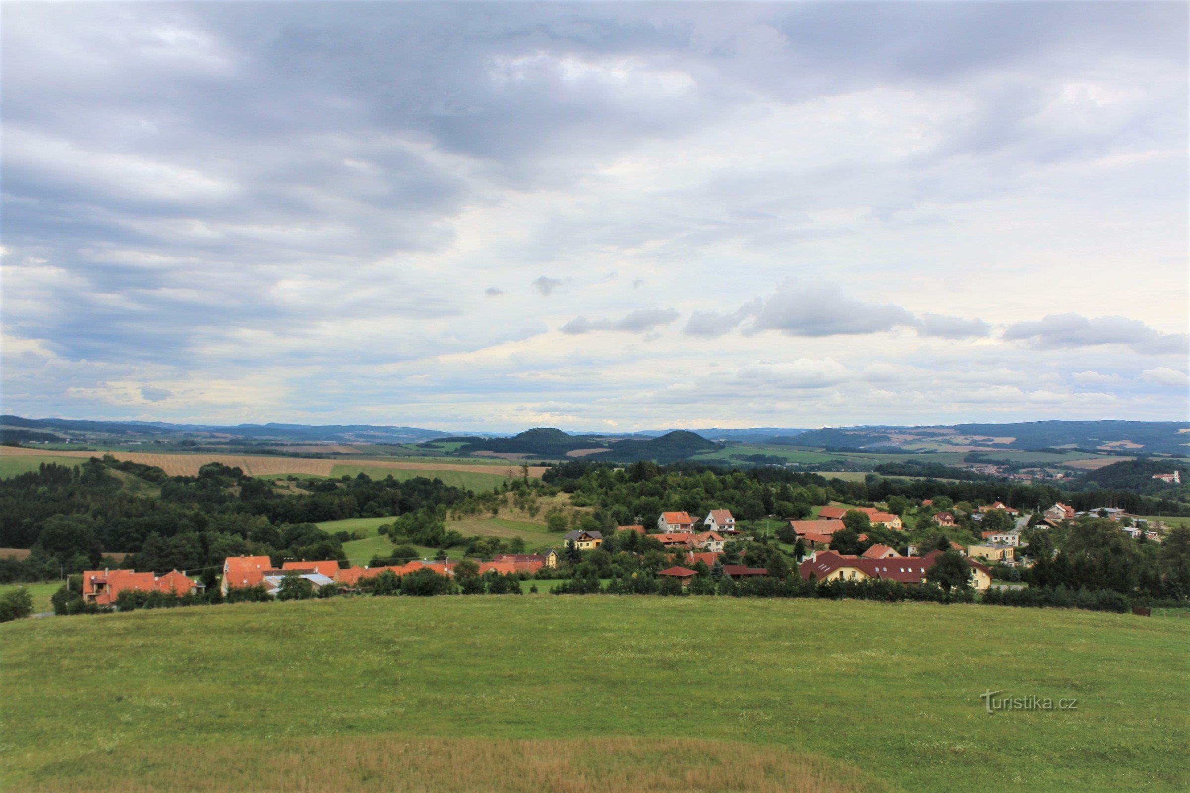 Widok z wieży widokowej na Boskowicką brázdę na Malý i Velký Chlum