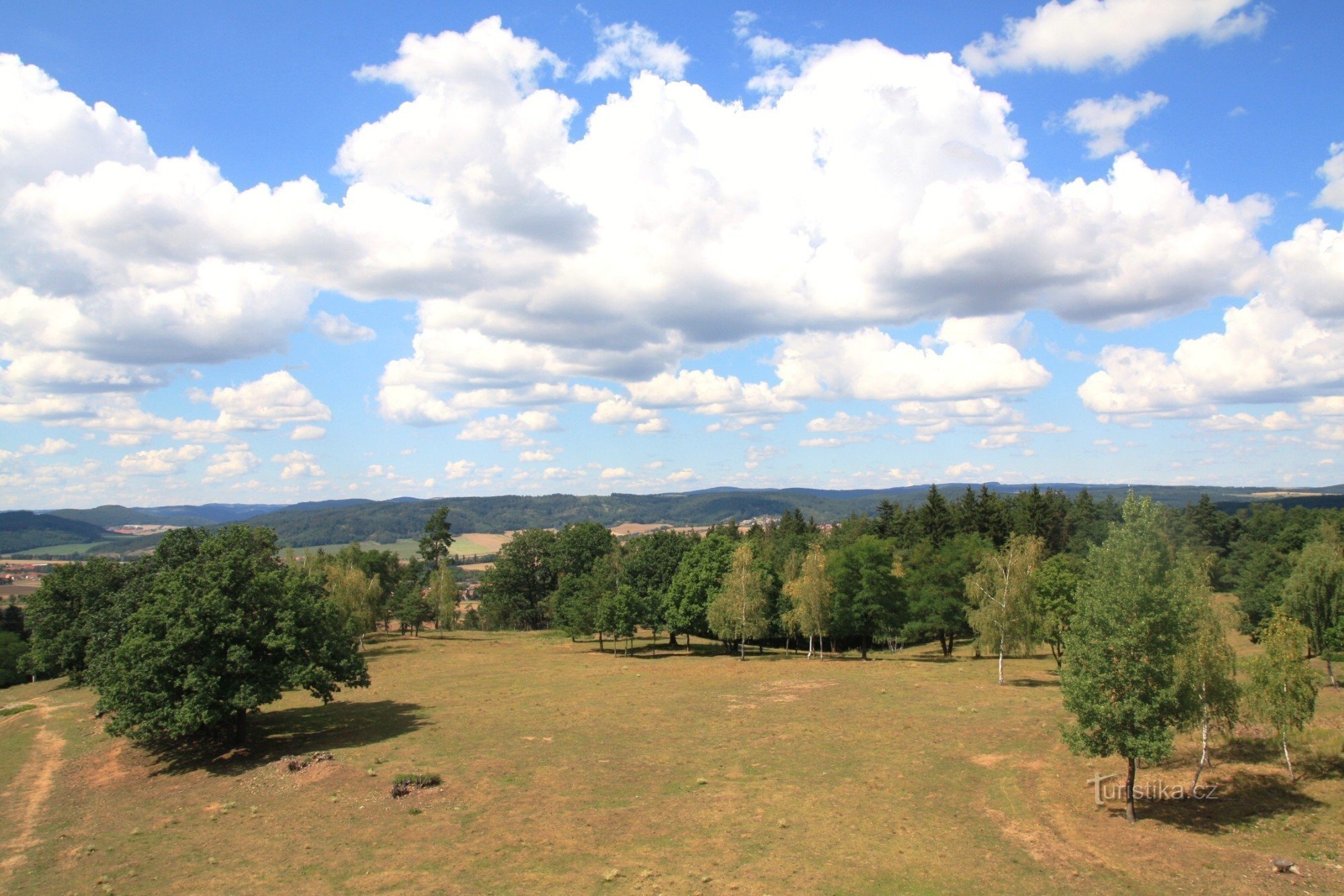 Vedere din turnul de observație spre Sýkoř și Svratecká hornatina