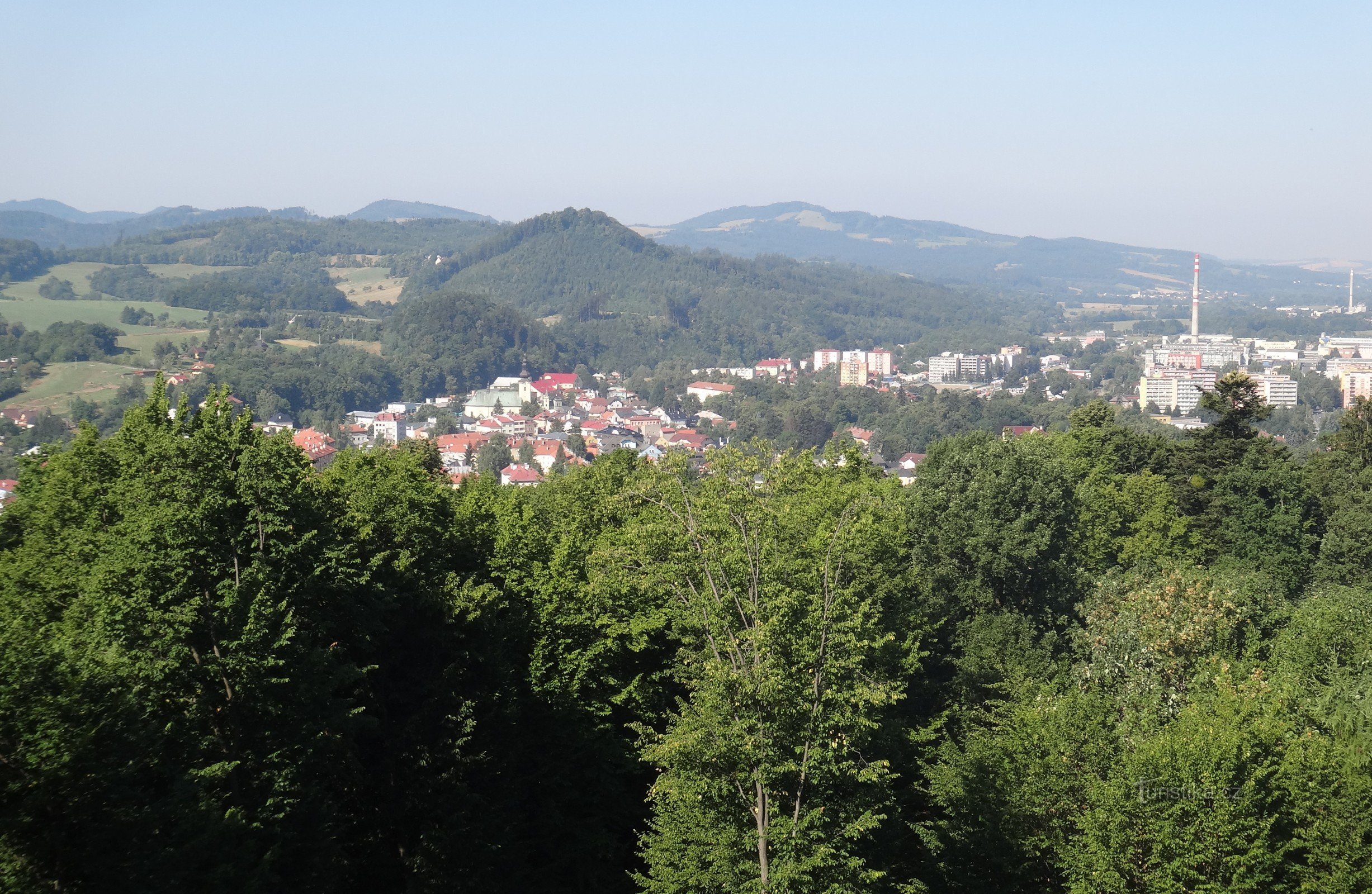 vedere de la turnul de observație, în mijlocul orașului Hradisko