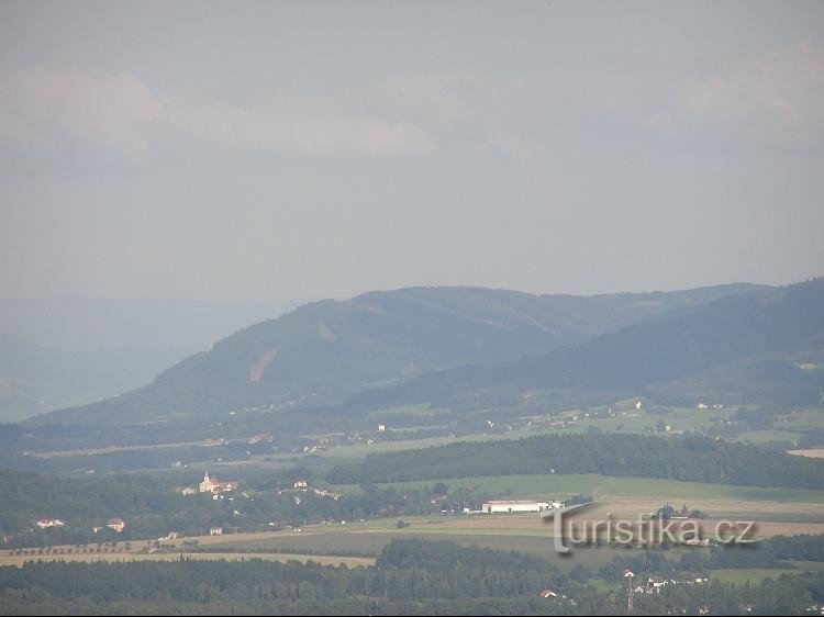 Quang cảnh từ tháp quan sát ở Chlebovice, Sklaice (nhà thờ) ở phía trước, Kyčera ở phía sau, bên phải