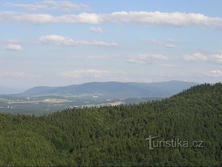 Utsikt från utsiktstornet i Chlebovice, längst bak mitt på Prašivá-åsen
