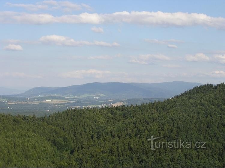 Uitzicht vanaf de uitkijktoren in Chlebovice, aan de achterkant in het midden van de Prašivá-kam