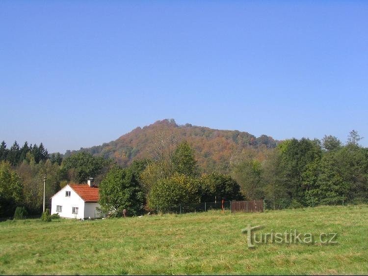 pohled z Rybí na hradní vrch Hukvaldy