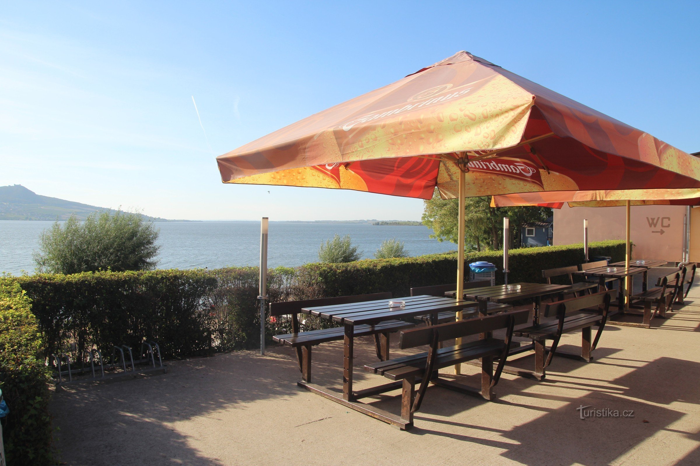 Blick von der Terrasse des Campingplatzes auf den Wasserspiegel des Stausees