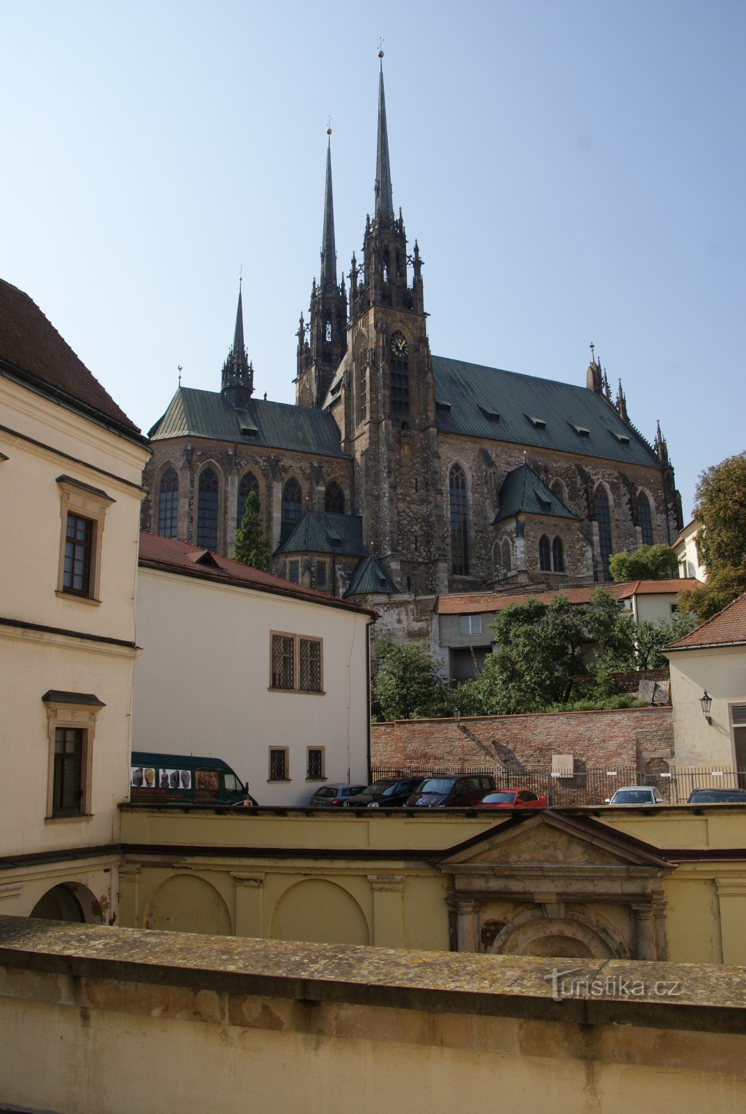 widok z tarasu muzeum na birmańską katedrę