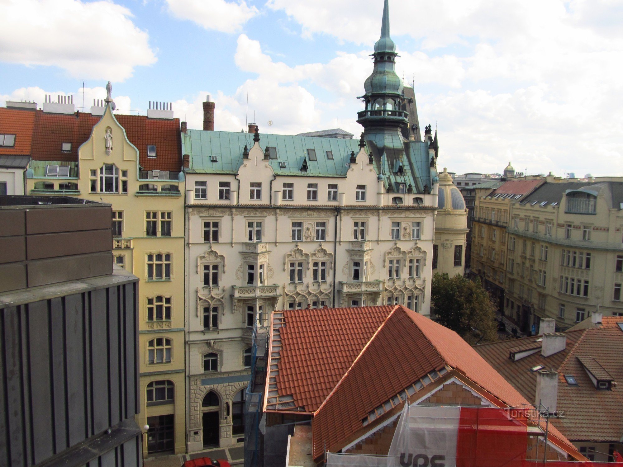 Vedere de pe terasa restaurantului de la ultimul etaj al magazinului universal Kotva din Praga