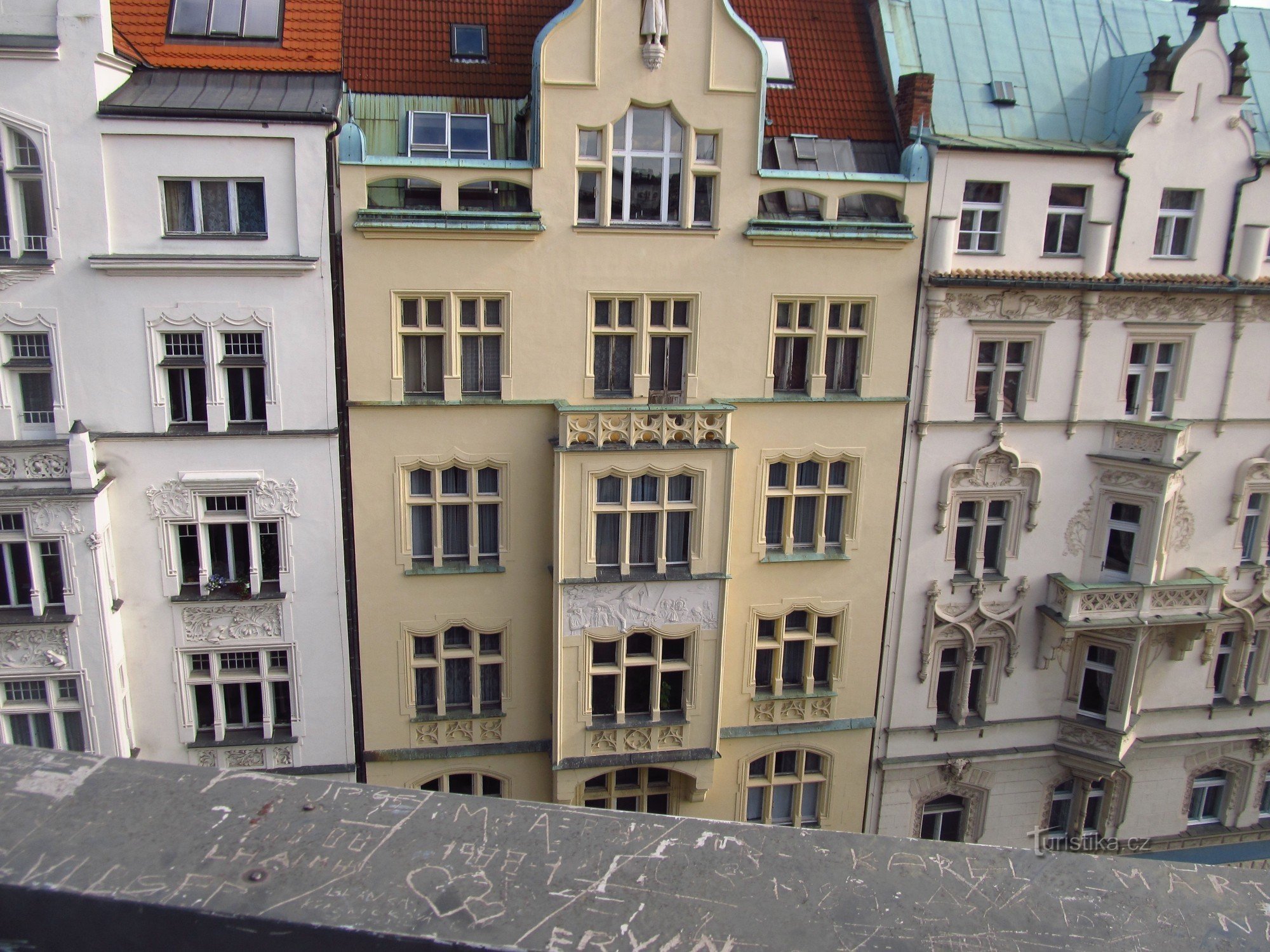 Vedere de pe terasa restaurantului de la ultimul etaj al magazinului universal Kotva din Praga