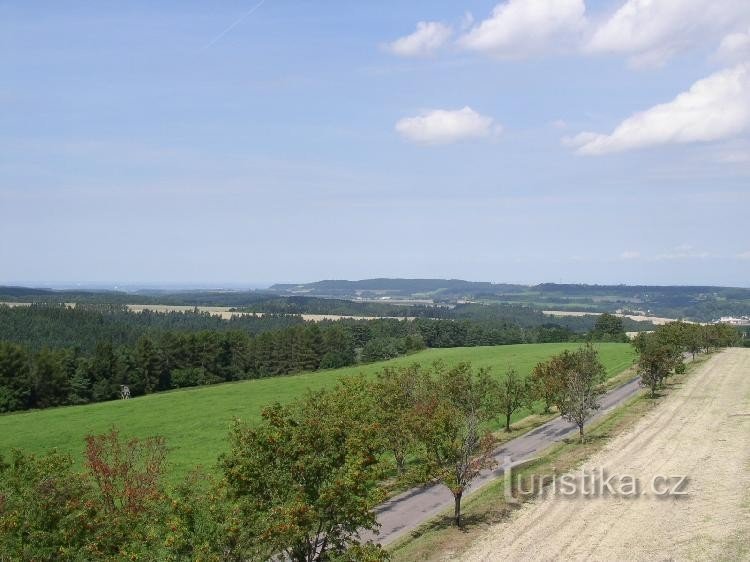 Vedere de la belvedere Toulovac: Vedere de la belvedere Toulovac spre Vranice și Nové Hrady
