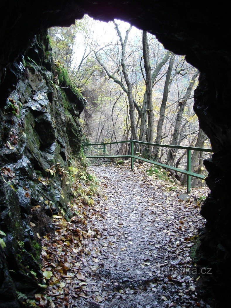 Vista do túnel na direção de Bítouchov