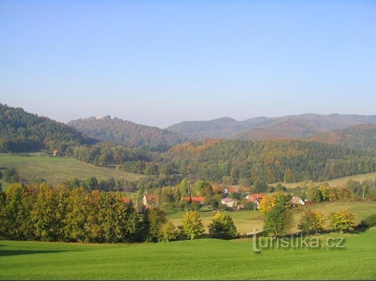 从 Strážnice-Kožná 的山坡上看不是很突出 - 在第二个小山峰下方