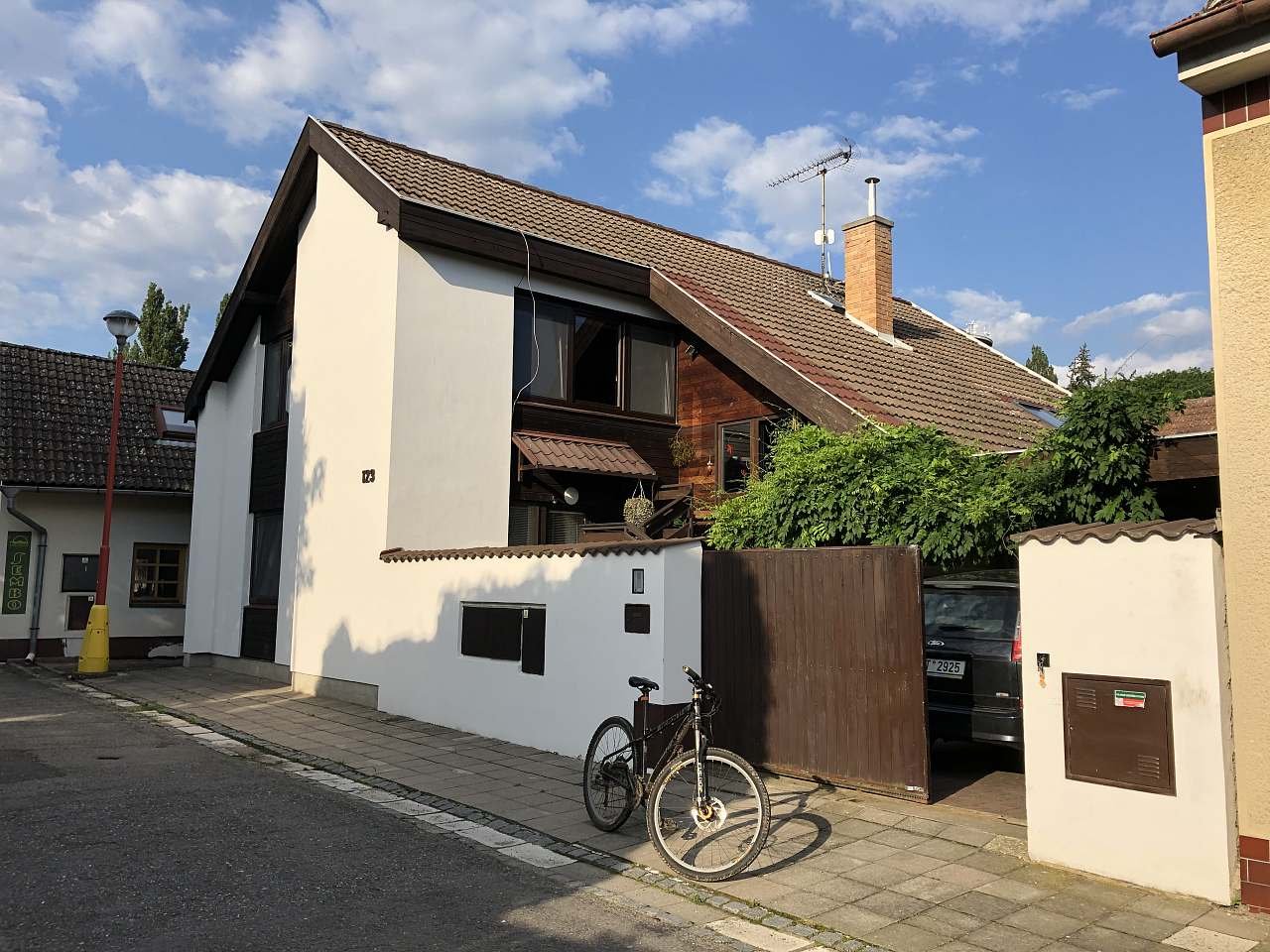 vue sur la rue d'une maison avec un appartement