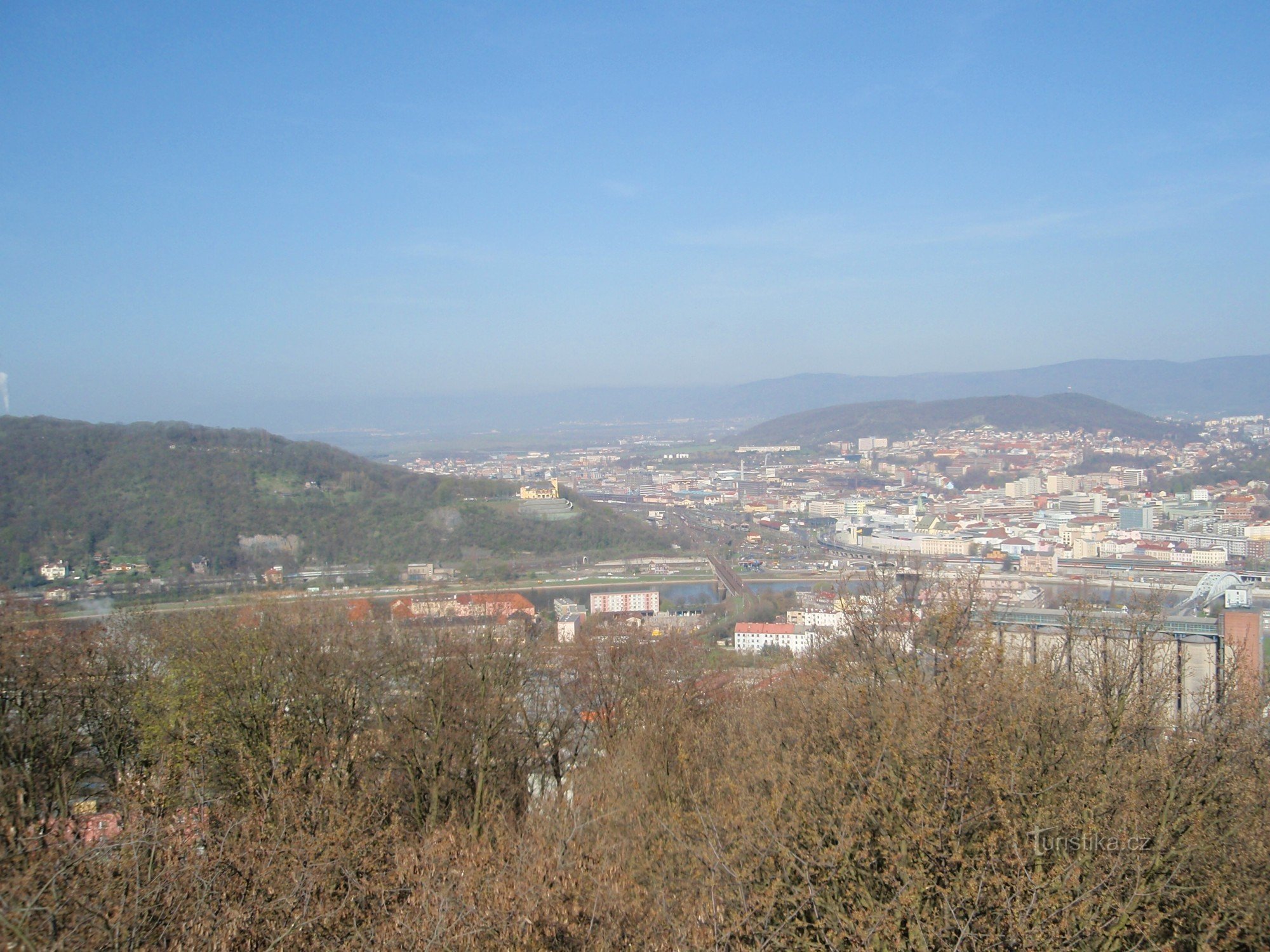 Vista dal belvedere di Ústí, sulla collina a sinistra, edificio giallo, castello di Větruše