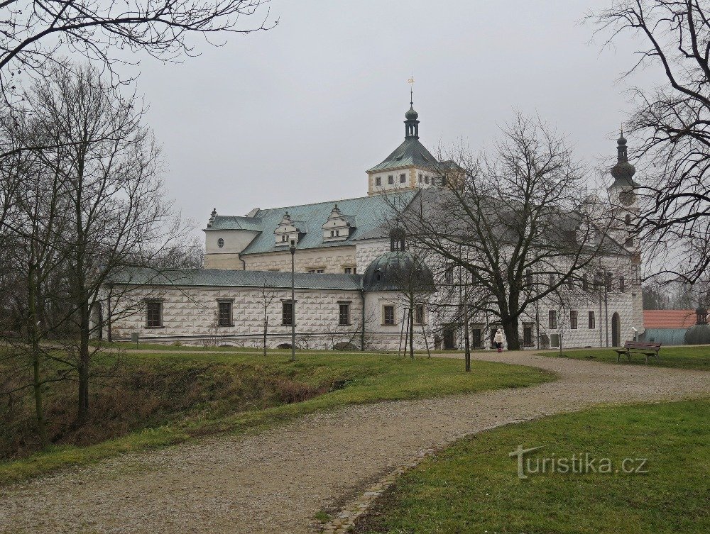 widok z murów obronnych na zamek