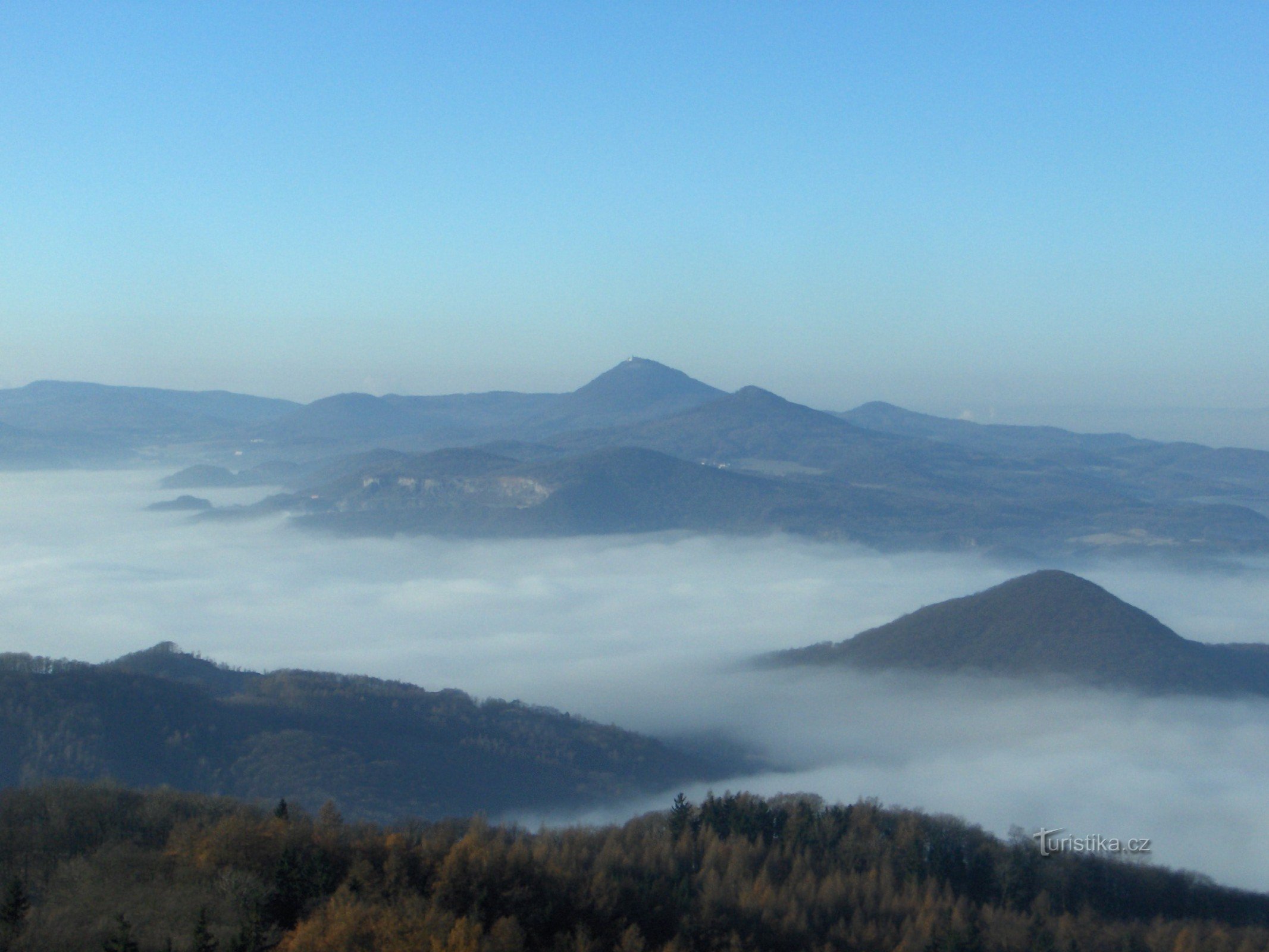 vedere de la Varhoště la Milešovka, Kletečná și Deblík