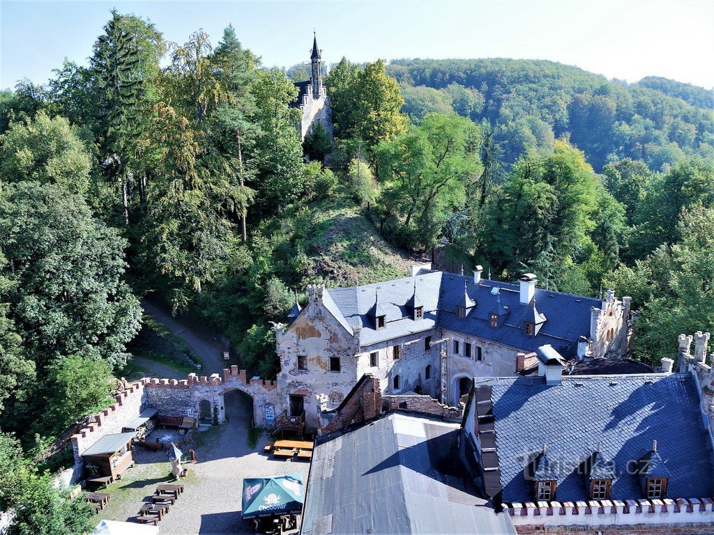 Vue de la tour à la chapelle